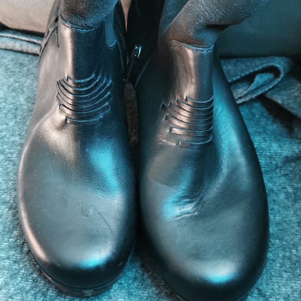 Uggs - Picture 3 of 7